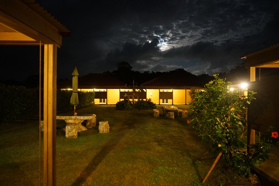 ホテルピースアイランド竹富島　夜の中庭
